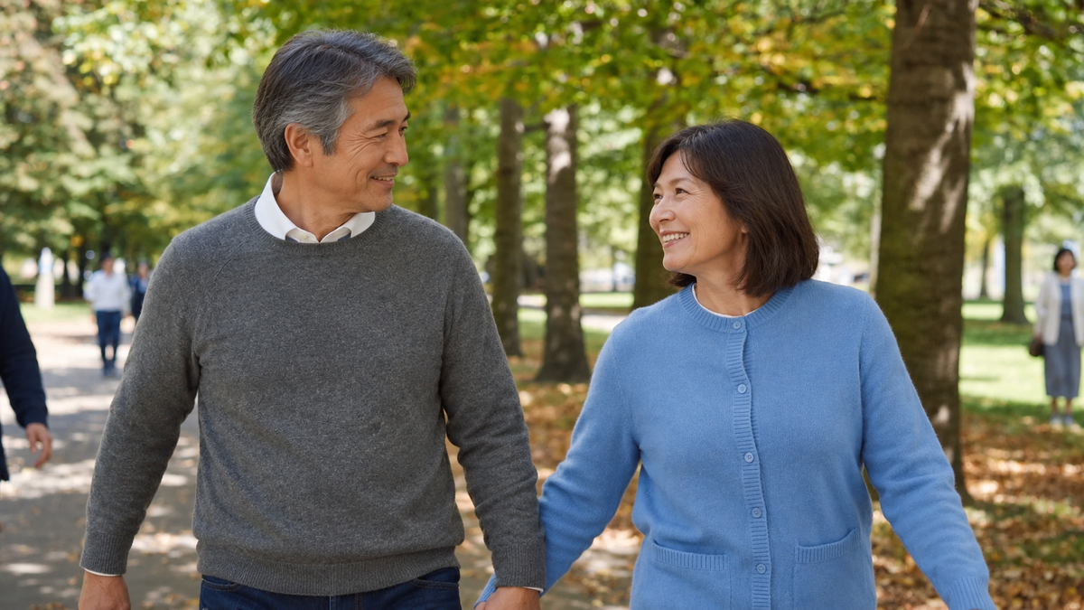 公園を歩く日本人の夫婦のイメージ